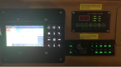 Fornecido com mostradores luminosos no painel de instrumentos