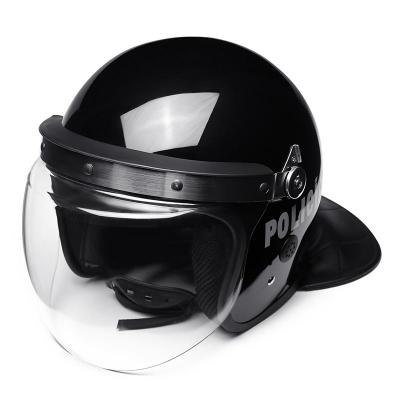 A polícia militar anti motim de controle de uso de capacete